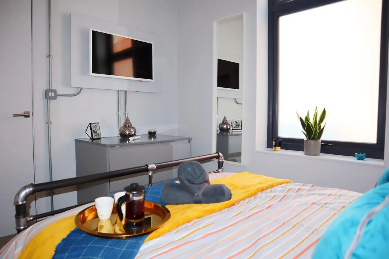 Urban Chic: Trendy 2-Bedroom with Smart Amenities Bournemouth Apartment