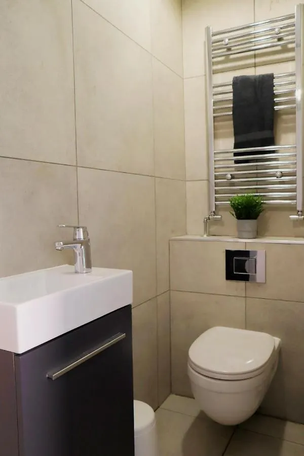 Urban Chic: Trendy 2-Bedroom with Smart Amenities Bournemouth 0*,  United Kingdom