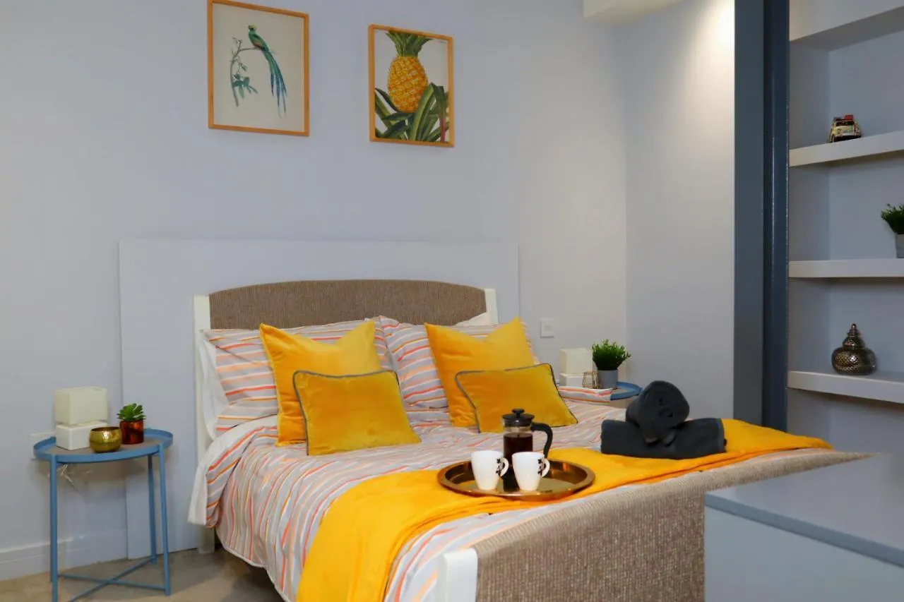Urban Chic: Trendy 2-Bedroom with Smart Amenities Bournemouth Apartment