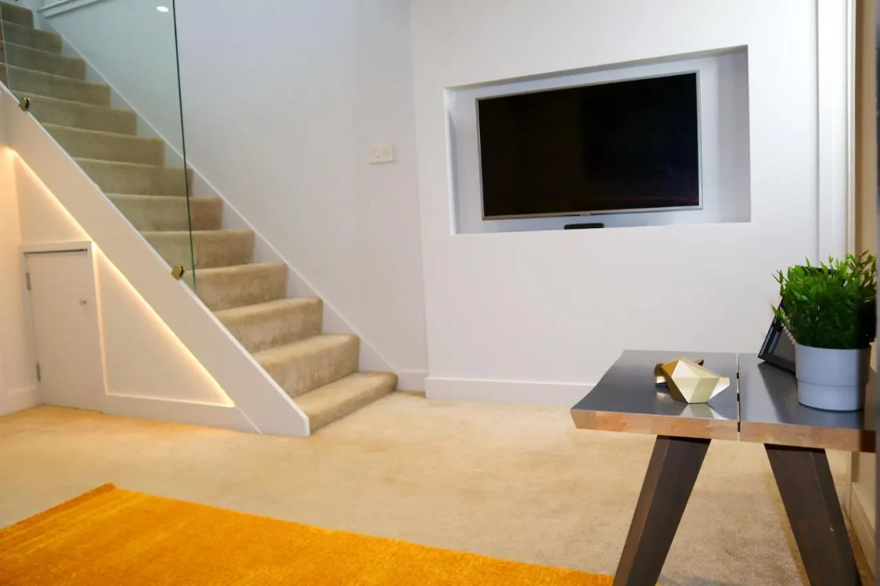 Apartment Urban Chic: Trendy 2-Bedroom with Smart Amenities Bournemouth