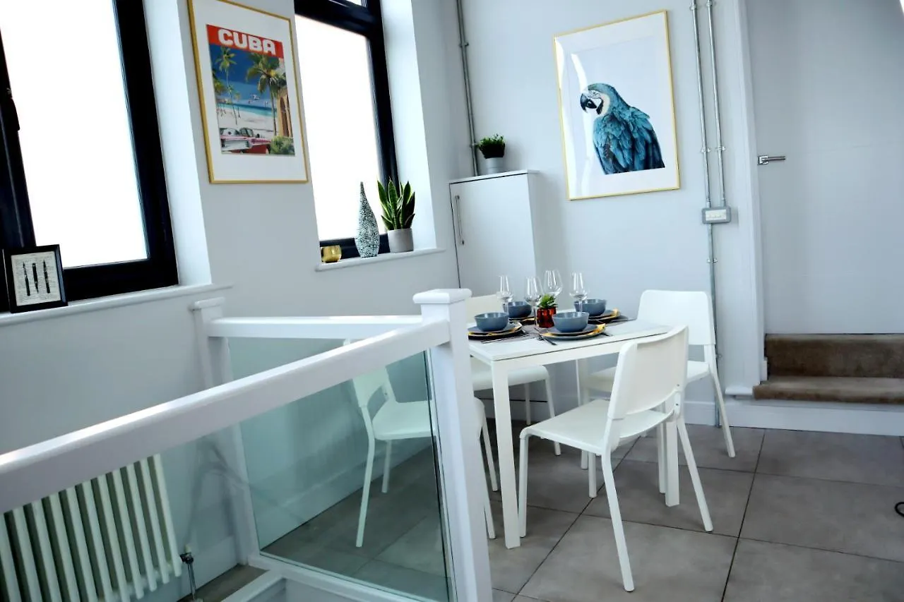 Apartment Urban Chic: Trendy 2-Bedroom with Smart Amenities Bournemouth